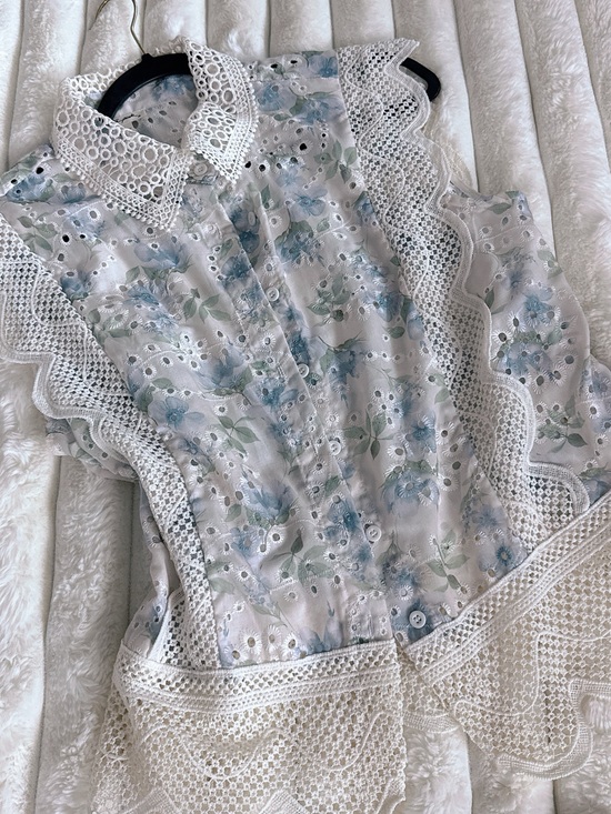 Tops - Baby Blue & White Floral Eyelet Lace Collared Sleeveless Blouse